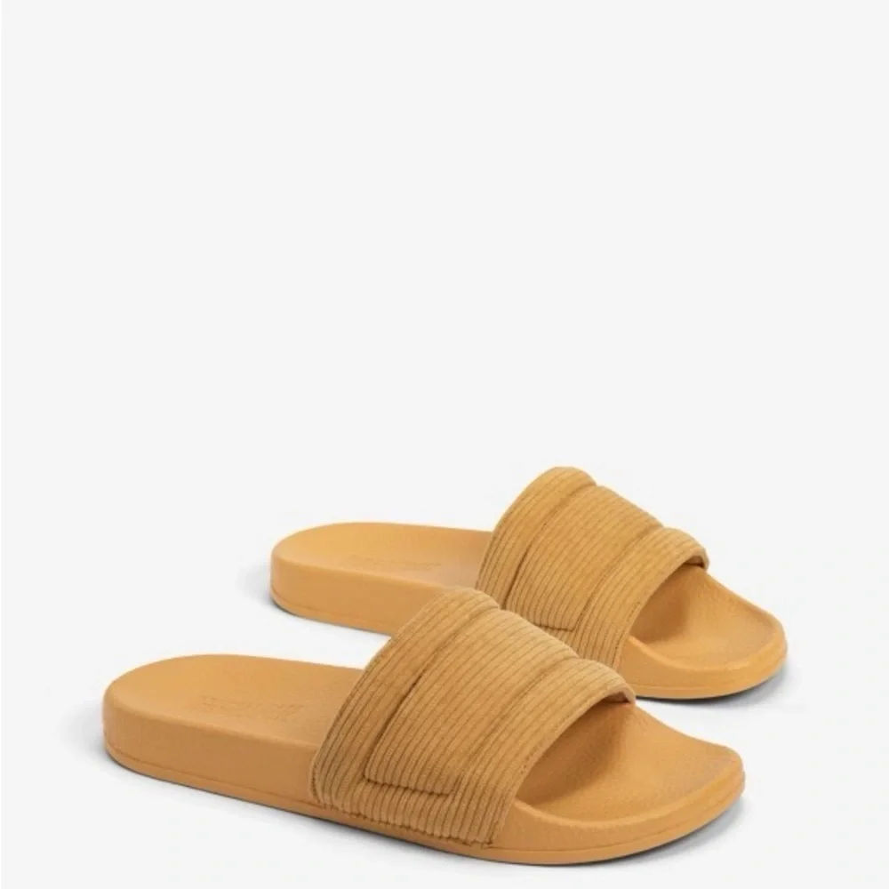 NWT. Kenneth Cole Reaction Screen Quilted Slide Sandal Mustard Yellow